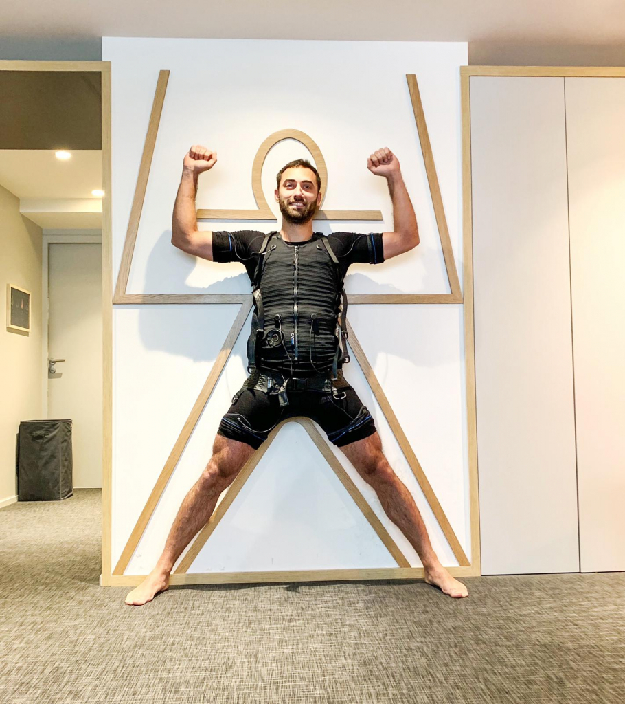 Jeune homme actif electrostimulation